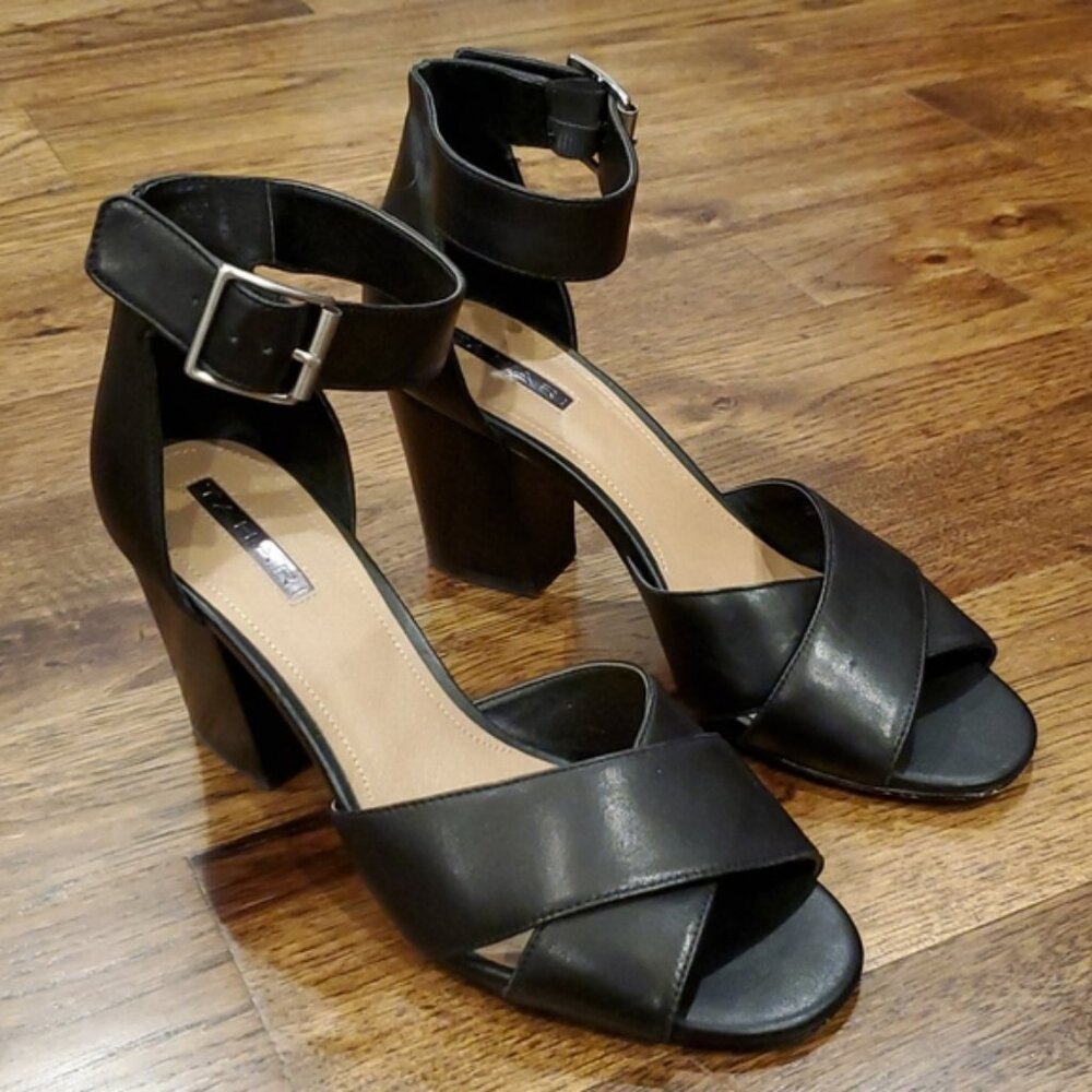 Womens black Tahari ankle strap heels size 9
